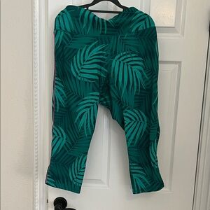 Old Navy Active green Leaf Print capris